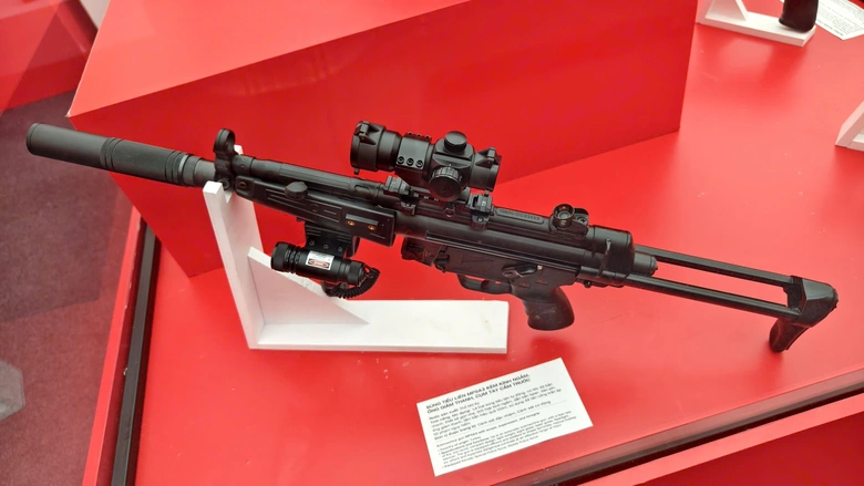 Cận cảnh robot "trinh s&aacute;t" d&ograve; m&igrave;n, s&uacute;ng kh&eacute;p g&oacute;c, kh&iacute; t&agrave;i đặc biệt của lực lượng c&ocirc;ng an- Ảnh 8.