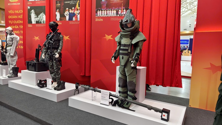 Cận cảnh robot "trinh s&aacute;t" d&ograve; m&igrave;n, s&uacute;ng kh&eacute;p g&oacute;c, kh&iacute; t&agrave;i đặc biệt của lực lượng c&ocirc;ng an- Ảnh 15.