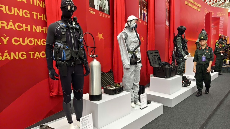 Cận cảnh robot "trinh s&aacute;t" d&ograve; m&igrave;n, s&uacute;ng kh&eacute;p g&oacute;c, kh&iacute; t&agrave;i đặc biệt của lực lượng c&ocirc;ng an- Ảnh 16.