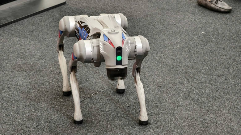 Cận cảnh robot "trinh s&aacute;t" d&ograve; m&igrave;n, s&uacute;ng kh&eacute;p g&oacute;c, kh&iacute; t&agrave;i đặc biệt của lực lượng c&ocirc;ng an- Ảnh 3.