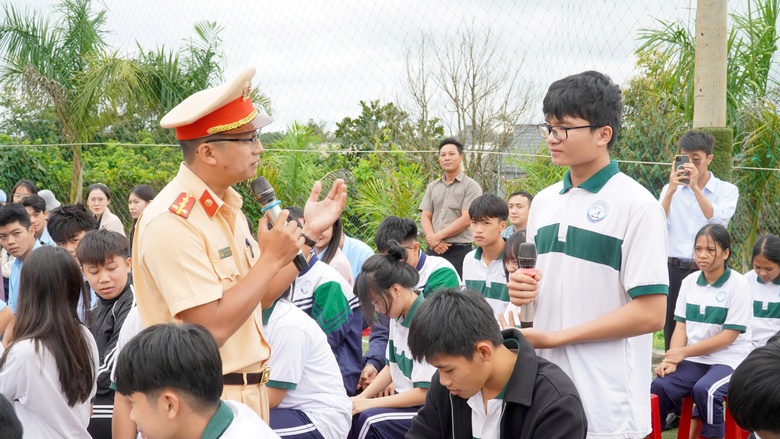 L&acirc;m Đồng: Tuy&ecirc;n truyền ph&aacute;p luật ATGT cho lứa tuổi học sinh- Ảnh 2.