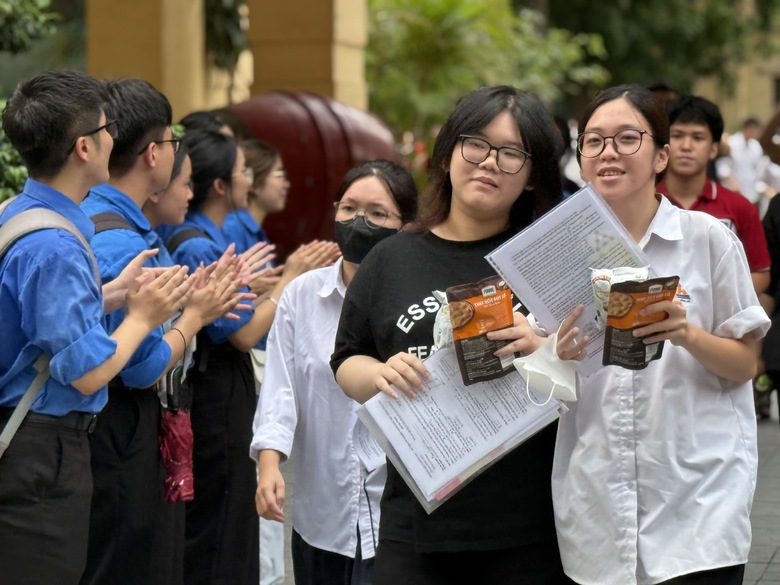 Tuyển sinh đại học 2025 diễn ra đ&uacute;ng tiến độ- Ảnh 1.