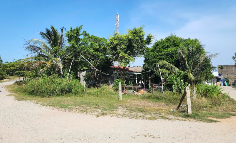 Quảng Ng&atilde;i: Cưỡng chế thu hồi đất để thi c&ocirc;ng đoạn đường dở dang hơn 10 năm- Ảnh 1.