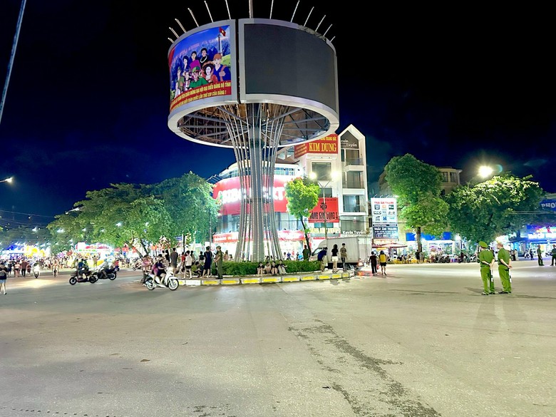 Lung linh sắc m&agrave;u c&aacute;c m&ocirc; h&igrave;nh đ&egrave;n trung thu ở Tuy&ecirc;n Quang- Ảnh 13.