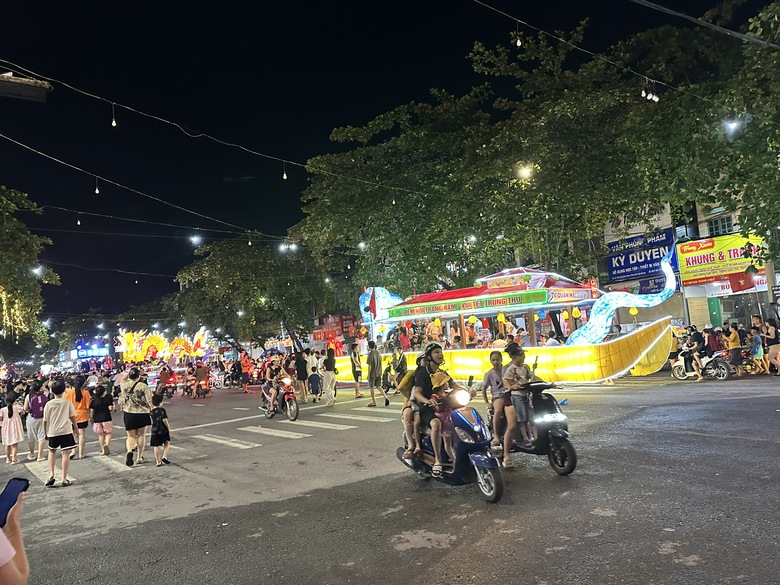 Lung linh sắc m&agrave;u c&aacute;c m&ocirc; h&igrave;nh đ&egrave;n trung thu ở Tuy&ecirc;n Quang- Ảnh 14.