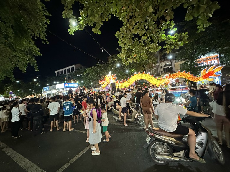 Lung linh sắc m&agrave;u c&aacute;c m&ocirc; h&igrave;nh đ&egrave;n trung thu ở Tuy&ecirc;n Quang- Ảnh 15.