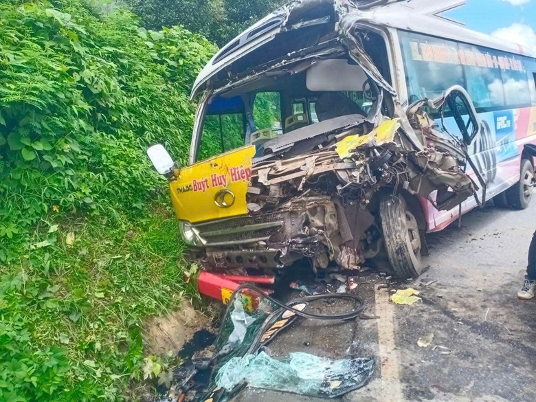 Va chạm xe tải trên QL3 Thái Nguyên, tài xế xe buýt bị thương nặng- Ảnh 1. Va chạm xe tải trên QL3 Thái Nguyên, tài xế xe buýt bị thương nặng- Ảnh 1.
