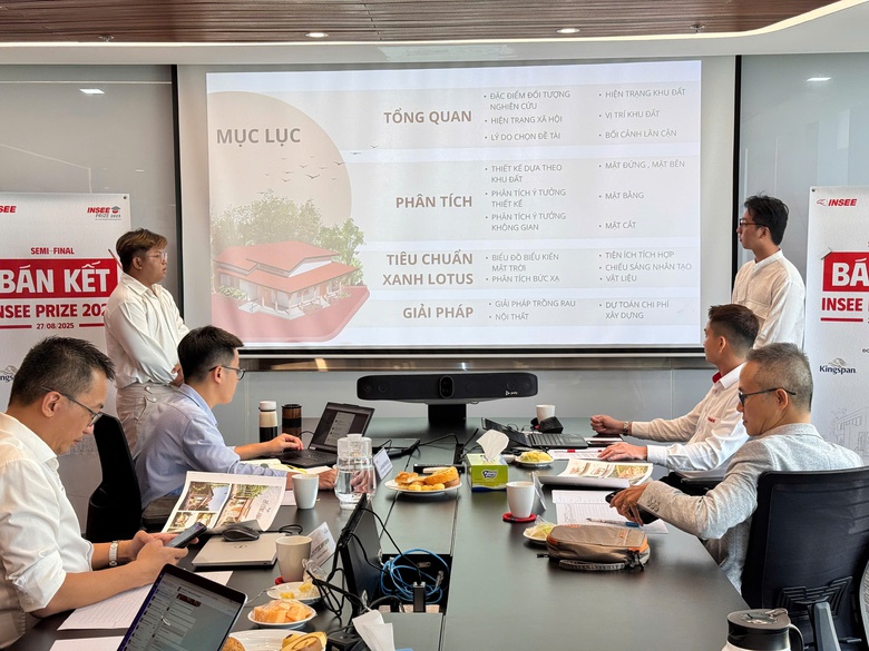 C&aacute;c bạn sinh vi&ecirc;n tr&igrave;nh b&agrave;y &yacute; tưởng trước Hội đồng Ban gi&aacute;m khảo tại v&ograve;ng b&aacute;n kết INSEE Prize 2025.