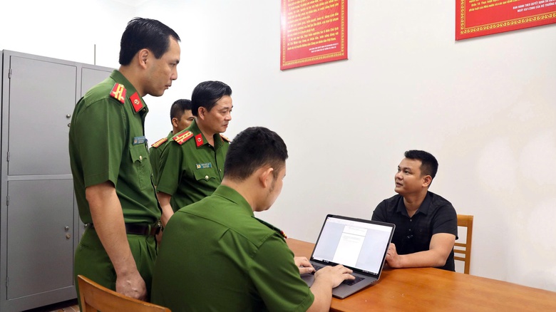 L&agrave;o Cai: Khen thưởng tập thể c&ocirc;ng an triệt ph&aacute; đường d&acirc;y lừa tiền ảo tr&ecirc;n 400 tỷ đồng- Ảnh 2.