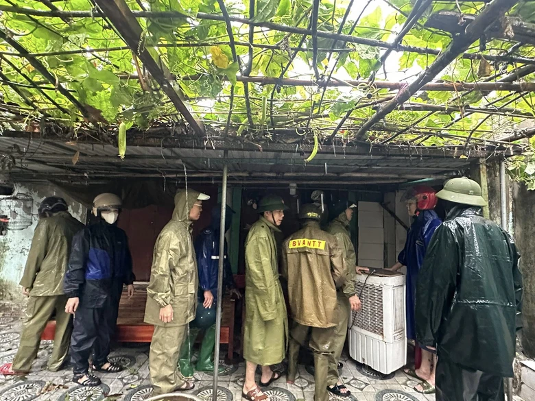 H&agrave; Tĩnh: Khi ch&iacute;nh quyền cơ sở th&agrave;nh &ldquo;l&aacute; chắn&rdquo; gi&uacute;p d&acirc;n ổn định cuộc sống sau b&atilde;o- Ảnh 1.