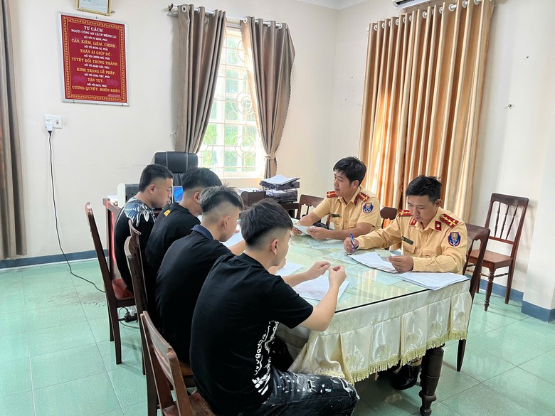 Thả tay nhảy điệu TikTok tr&ecirc;n đường, nam thiếu ni&ecirc;n bị tịch thu xe m&aacute;y- Ảnh 1.