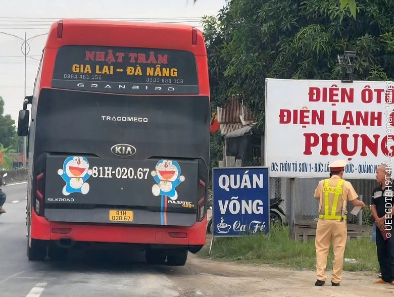 Quảng Ng&atilde;i: Xe kh&aacute;ch 26 chỗ chở 30 người, t&agrave;i xế v&agrave; chủ xe bị phạt 30 triệu đồng- Ảnh 1.