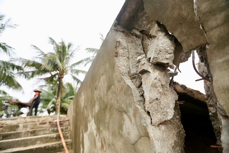 Kè chắn sóng ở khu du lịch biển Hải Tiến bị nứt vỡ- Ảnh 9. Kè chắn sóng ở khu du lịch biển Hải Tiến bị nứt vỡ- Ảnh 9.