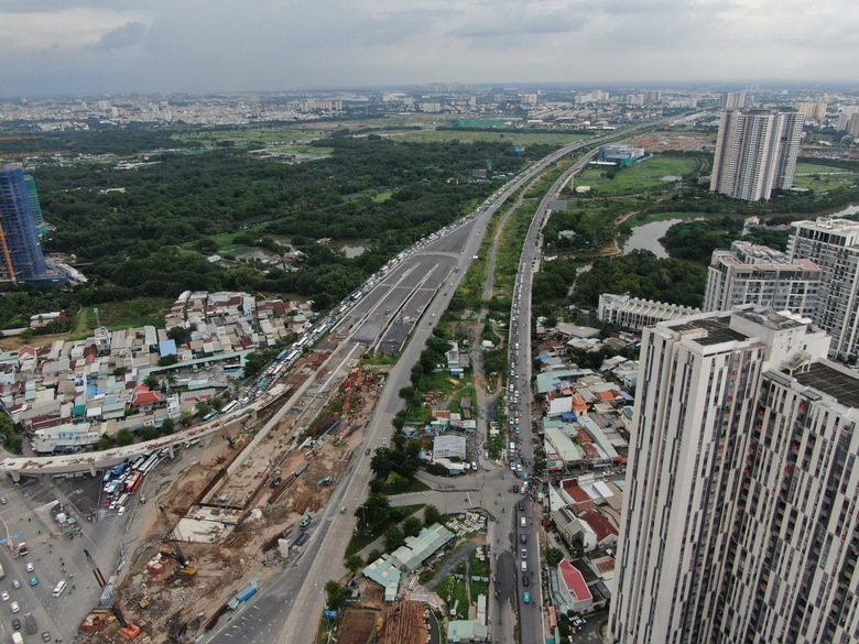 Người d&acirc;n về nghỉ lễ Quốc kh&aacute;nh 2/9, cửa ng&otilde; TP.HCM đ&ocirc;ng nghẹt- Ảnh 5.