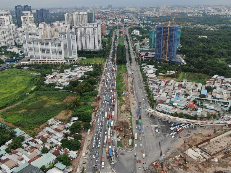 Người d&acirc;n về nghỉ lễ Quốc kh&aacute;nh 2/9, cửa ng&otilde; TP.HCM đ&ocirc;ng nghẹt- Ảnh 2.