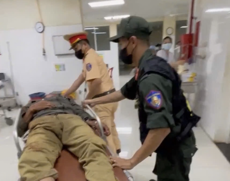 CSGT Đồng Nai mở đường dẫn xe cấp cứu vượt 22km đưa bệnh nh&acirc;n đến bệnh viện kịp thời- Ảnh 1.