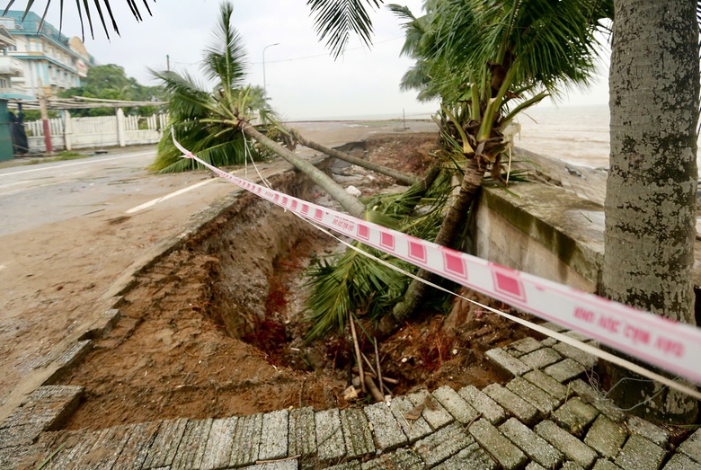 Kè chắn sóng ở khu du lịch biển Hải Tiến bị nứt vỡ- Ảnh 12. Kè chắn sóng ở khu du lịch biển Hải Tiến bị nứt vỡ- Ảnh 12.