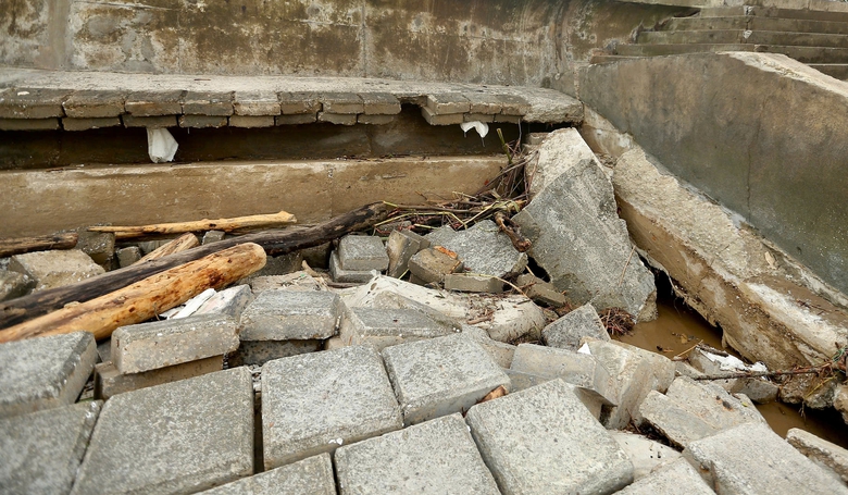 Kè chắn sóng ở khu du lịch biển Hải Tiến bị nứt vỡ- Ảnh 10. Kè chắn sóng ở khu du lịch biển Hải Tiến bị nứt vỡ- Ảnh 10.