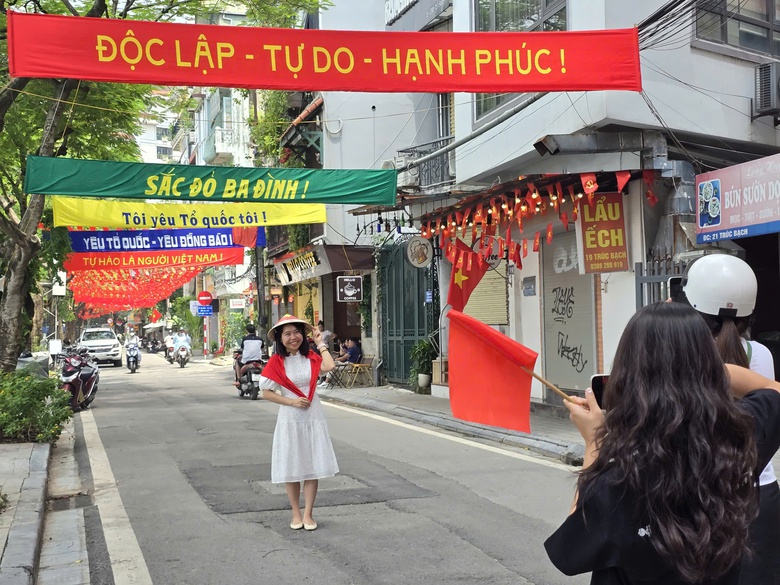 Ấn tượng tuyến phố tại Ba Đình nhuộm sắc đỏ với 28.000 lá cờ Tổ quốc- Ảnh 8. Ấn tượng tuyến phố tại Ba Đình nhuộm sắc đỏ với 28.000 lá cờ Tổ quốc- Ảnh 8.