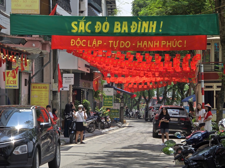 Ấn tượng tuyến phố tại Ba Đình nhuộm sắc đỏ với 28.000 lá cờ Tổ quốc- Ảnh 9. Ấn tượng tuyến phố tại Ba Đình nhuộm sắc đỏ với 28.000 lá cờ Tổ quốc- Ảnh 9.