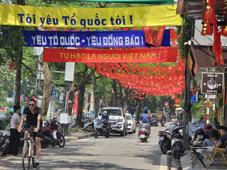 Ấn tượng tuyến phố tại Ba Đình nhuộm sắc đỏ với 28.000 lá cờ Tổ quốc- Ảnh 2. Ấn tượng tuyến phố tại Ba Đình nhuộm sắc đỏ với 28.000 lá cờ Tổ quốc- Ảnh 2.