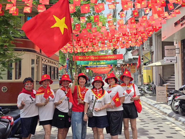 Ấn tượng tuyến phố tại Ba Đình nhuộm sắc đỏ với 28.000 lá cờ Tổ quốc- Ảnh 5. Ấn tượng tuyến phố tại Ba Đình nhuộm sắc đỏ với 28.000 lá cờ Tổ quốc- Ảnh 5.