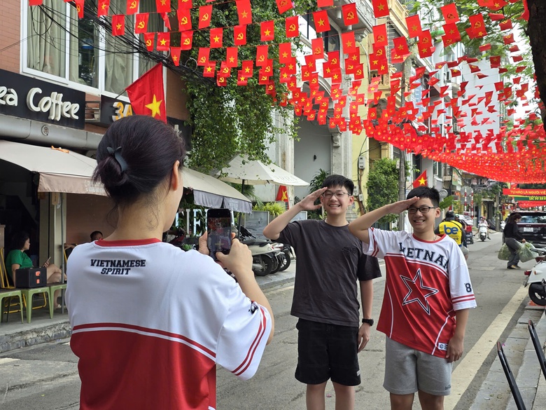 Ấn tượng tuyến phố tại Ba Đình nhuộm sắc đỏ với 28.000 lá cờ Tổ quốc- Ảnh 6. Ấn tượng tuyến phố tại Ba Đình nhuộm sắc đỏ với 28.000 lá cờ Tổ quốc- Ảnh 6.