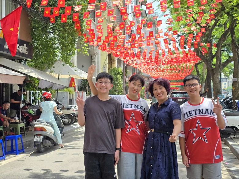 Ấn tượng tuyến phố tại Ba Đình nhuộm sắc đỏ với 28.000 lá cờ Tổ quốc- Ảnh 7. Ấn tượng tuyến phố tại Ba Đình nhuộm sắc đỏ với 28.000 lá cờ Tổ quốc- Ảnh 7.