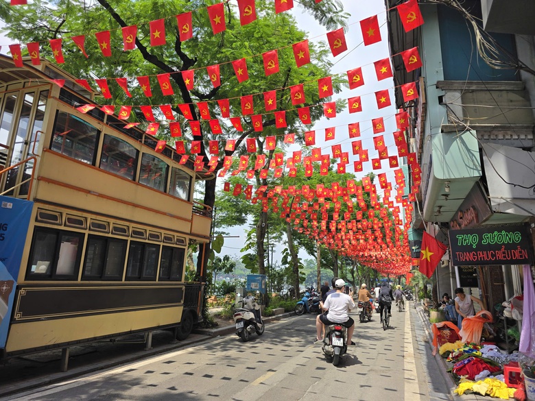 Ấn tượng tuyến phố tại Ba Đình nhuộm sắc đỏ với 28.000 lá cờ Tổ quốc- Ảnh 3. Ấn tượng tuyến phố tại Ba Đình nhuộm sắc đỏ với 28.000 lá cờ Tổ quốc- Ảnh 3.