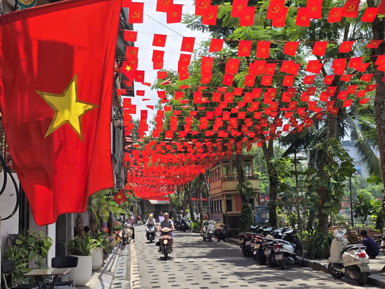 Ấn tượng tuyến phố tại Ba Đình nhuộm sắc đỏ với 28.000 lá cờ Tổ quốc- Ảnh 1. Ấn tượng tuyến phố tại Ba Đình nhuộm sắc đỏ với 28.000 lá cờ Tổ quốc- Ảnh 1.