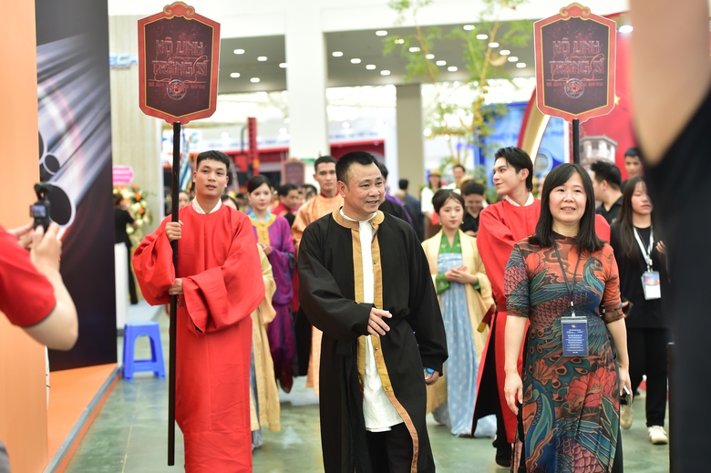 NSND Tự Long nói gì khi đóng phim điện ảnh cùng Johnny Trí Nguyễn?- Ảnh 3. NSND Tự Long nói gì khi đóng phim điện ảnh cùng Johnny Trí Nguyễn?- Ảnh 3.