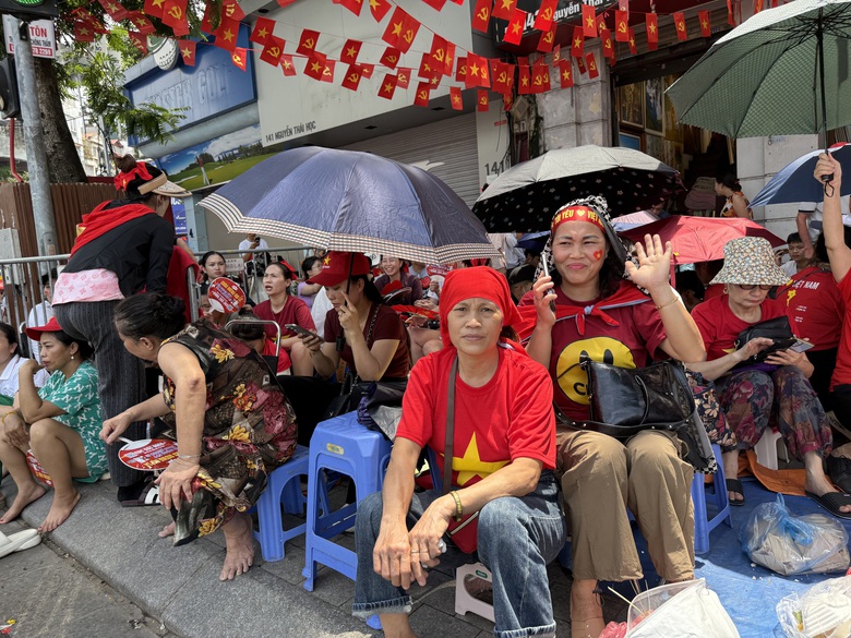 Vượt ngh&igrave;n km về Thủ đ&ocirc;, "cắm chốt" chờ xem tổng duyệt diễu binh trước 1 ng&agrave;y- Ảnh 2.