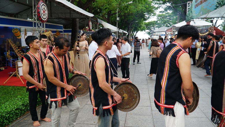 C&aacute; ngừ đại dương v&agrave; b&aacute;nh m&igrave; khổng lồ tạo dấu ấn tại lễ hội ẩm thực Gia Lai- Ảnh 11.