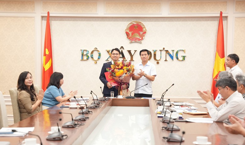 Thứ trưởng Nguyễn Tường Văn trao Quyết định điều động, bổ nhiệm c&oacute; thời hạn &ocirc;ng Trần Văn Hậu giữ chức Ph&oacute; Vụ trưởng Vụ Quy hoạch &ndash; Kiến tr&uacute;c.