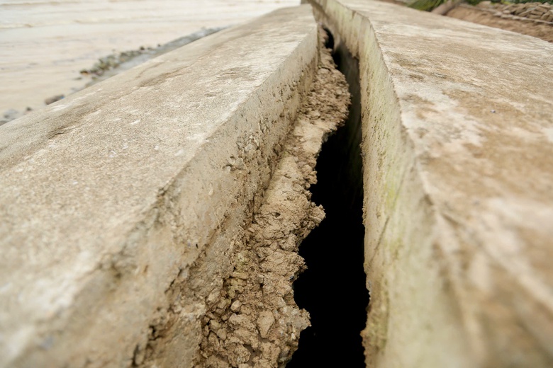 Kè chắn sóng ở khu du lịch biển Hải Tiến bị nứt vỡ- Ảnh 5. Kè chắn sóng ở khu du lịch biển Hải Tiến bị nứt vỡ- Ảnh 5.
