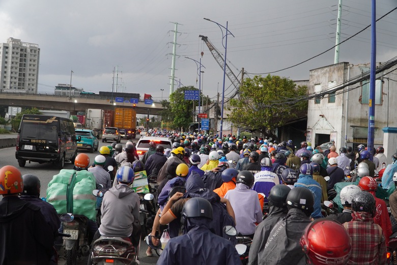 Người d&acirc;n về nghỉ lễ Quốc kh&aacute;nh 2/9, cửa ng&otilde; TP.HCM đ&ocirc;ng nghẹt- Ảnh 8.