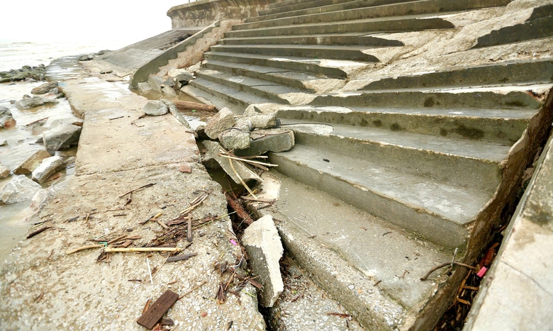 Kè chắn sóng ở khu du lịch biển Hải Tiến bị nứt vỡ- Ảnh 4. Kè chắn sóng ở khu du lịch biển Hải Tiến bị nứt vỡ- Ảnh 4.