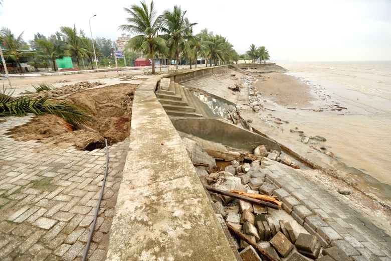 Kè chắn sóng ở khu du lịch biển Hải Tiến bị nứt vỡ- Ảnh 3. Kè chắn sóng ở khu du lịch biển Hải Tiến bị nứt vỡ- Ảnh 3.