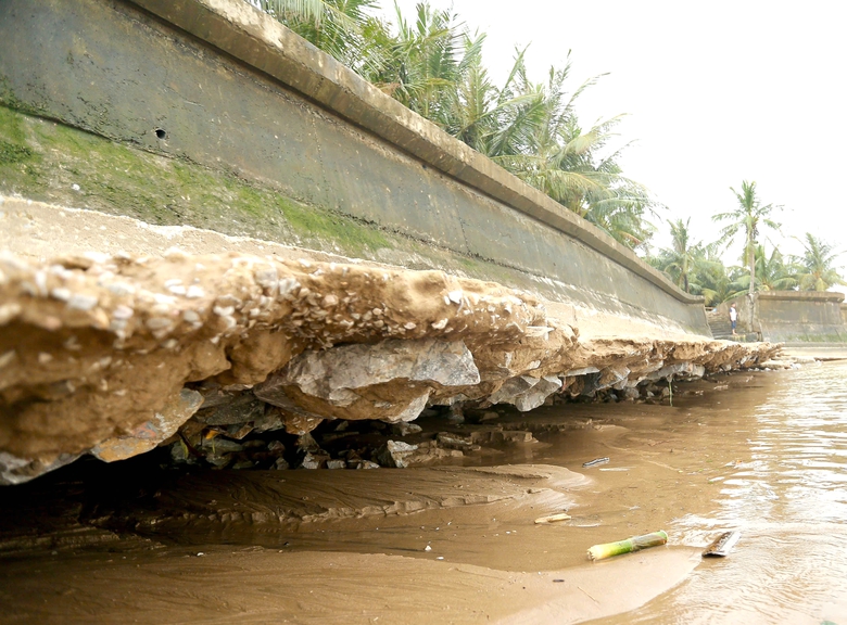 Kè chắn sóng ở khu du lịch biển Hải Tiến bị nứt vỡ- Ảnh 2. Kè chắn sóng ở khu du lịch biển Hải Tiến bị nứt vỡ- Ảnh 2.