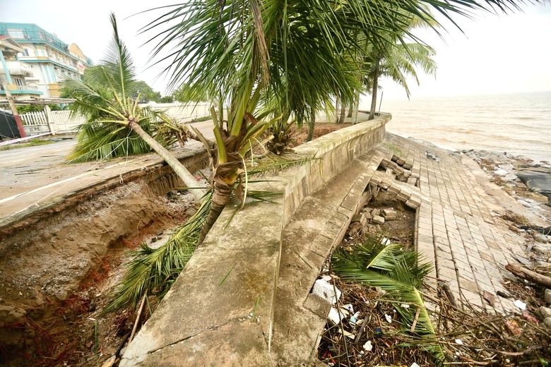 Kè chắn sóng ở khu du lịch biển Hải Tiến bị nứt vỡ- Ảnh 1. Kè chắn sóng ở khu du lịch biển Hải Tiến bị nứt vỡ- Ảnh 1.