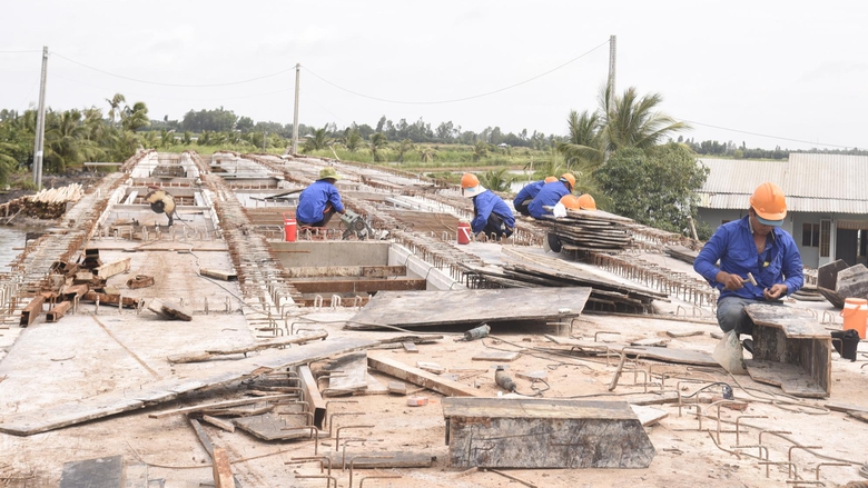 C&ocirc;ng nh&acirc;n thi c&ocirc;ng xuy&ecirc;n lễ 2/9 tại c&aacute;c c&ocirc;ng tr&igrave;nh trọng điểm ở C&agrave; Mau- Ảnh 2.