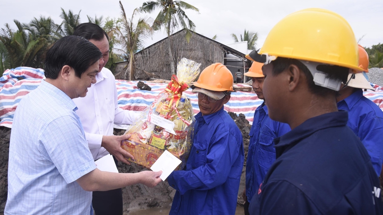 C&ocirc;ng nh&acirc;n thi c&ocirc;ng xuy&ecirc;n lễ 2/9 tại c&aacute;c c&ocirc;ng tr&igrave;nh trọng điểm ở C&agrave; Mau- Ảnh 1.