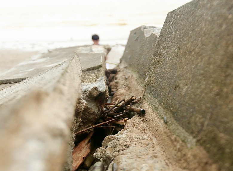 Kè chắn sóng ở khu du lịch biển Hải Tiến bị nứt vỡ- Ảnh 8. Kè chắn sóng ở khu du lịch biển Hải Tiến bị nứt vỡ- Ảnh 8.