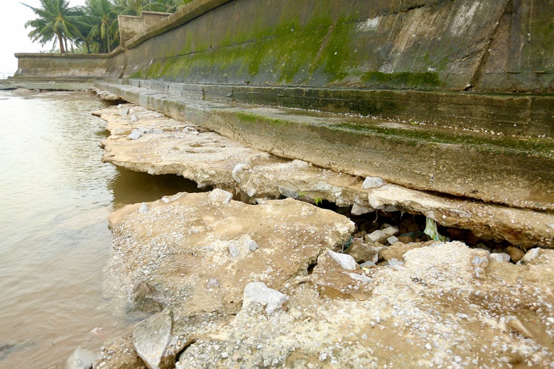 Kè chắn sóng ở khu du lịch biển Hải Tiến bị nứt vỡ- Ảnh 11. Kè chắn sóng ở khu du lịch biển Hải Tiến bị nứt vỡ- Ảnh 11.