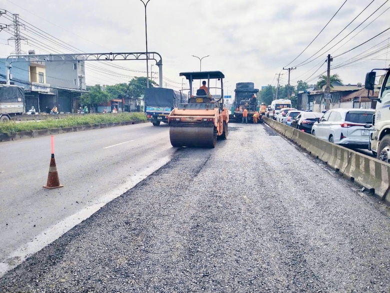 Đang gấp r&uacute;t thảm nhựa, dặm v&aacute; sửa chữa QL51 qua Đồng Nai- Ảnh 5.