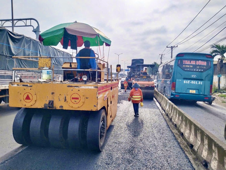 Đang gấp r&uacute;t thảm nhựa, dặm v&aacute; sửa chữa QL51 qua Đồng Nai- Ảnh 1.