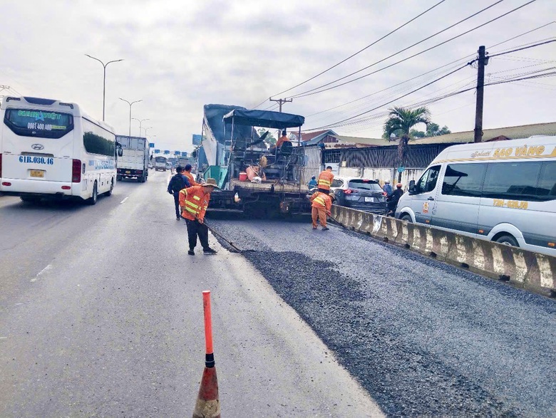 Đang gấp r&uacute;t thảm nhựa, dặm v&aacute; sửa chữa QL51 qua Đồng Nai- Ảnh 6.