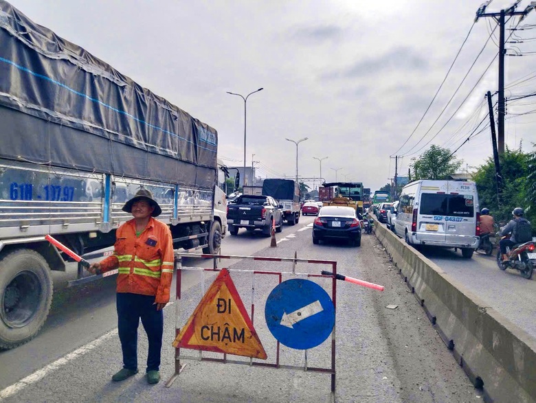 Đang gấp r&uacute;t thảm nhựa, dặm v&aacute; sửa chữa QL51 qua Đồng Nai- Ảnh 2.