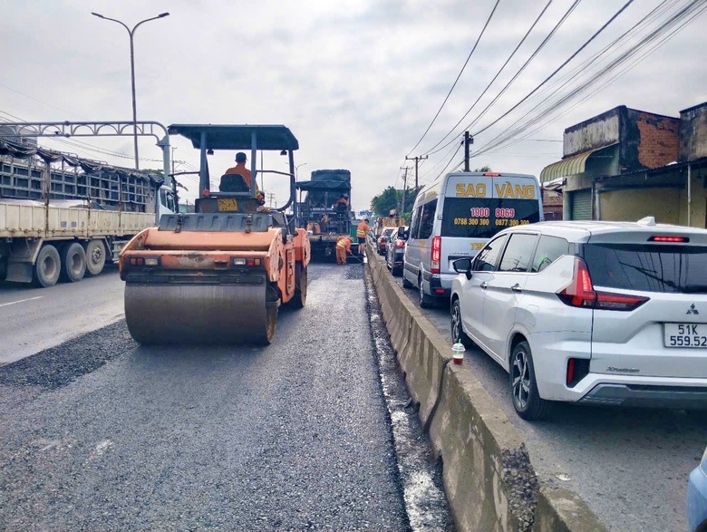 Đang gấp r&uacute;t thảm nhựa, dặm v&aacute; sửa chữa QL51 qua Đồng Nai- Ảnh 4.