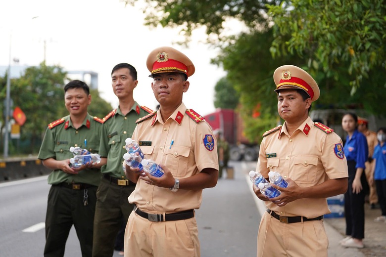 Người d&acirc;n về nghỉ lễ Quốc kh&aacute;nh 2/9, cửa ng&otilde; TP.HCM đ&ocirc;ng nghẹt- Ảnh 12.